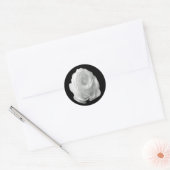 wit-roos-op-de-zwarte-achtergrond ronde sticker (Envelop)