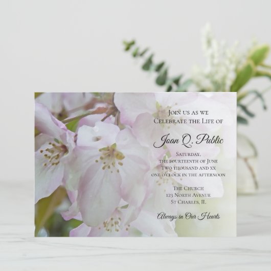 Wit Roze Bloemen Viering van het Leven Memorial Kaart (Staand voorkant)