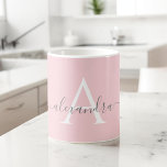 Wit Roze Naam Initiaal Monogram Elegant Script Koffiemok<br><div class="desc">Blush,  Roze,  Grijs en Wit Elegant Monogram Hand Lettered Script Name en Initiaal Coffee Mok. De mok is het perfecte cadeau voor iemand die houdt van moderne en stijlvolle chique kleuren voor een verjaardags-,  bruiloft-,  kerstvakantie-,  vrijgezellenfeest- of speciale gelegenheidscadeau. Neem contact op met de ontwerper voor overeenkomende items.</div>