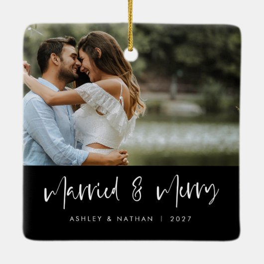 Wit Script Getrouwd & Vrolijk Zwart Foto Ornament (Achterkant)