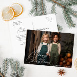 Wit script hand belettering kerstkaart briefkaart<br><div class="desc">Een moderne foto kerstkaart ontwerp met witte stijlvolle belettering. Voel je vrij om de vakantie afbeelding foto en tekst te personaliseren.</div>