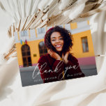 wit script modern dank u afstuderen briefkaart<br><div class="desc">Moderne aangepaste foto van het afstudeerder met witte scriptbeletterende tekst. Voel je vrij om het afbeelding te veranderen en dank je bericht aan de achterkant.</div>