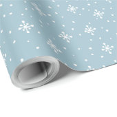 Wit sneeuwvlokken patroon modern lichtblauw cadeaupapier (Rol Hoek)