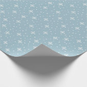 Wit sneeuwvlokken patroon modern lichtblauw cadeaupapier (Hoek)