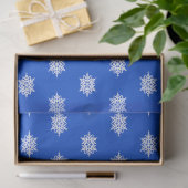 Wit sneeuwvlokkenpatroon op blauw tissuepapier (Geschenk)