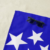 Wit sterpatroon op blauwe achtergrond strandlaken (In situ)