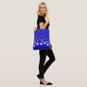 Wit sterpatroon op blauwe achtergrond tote bag (Op model)
