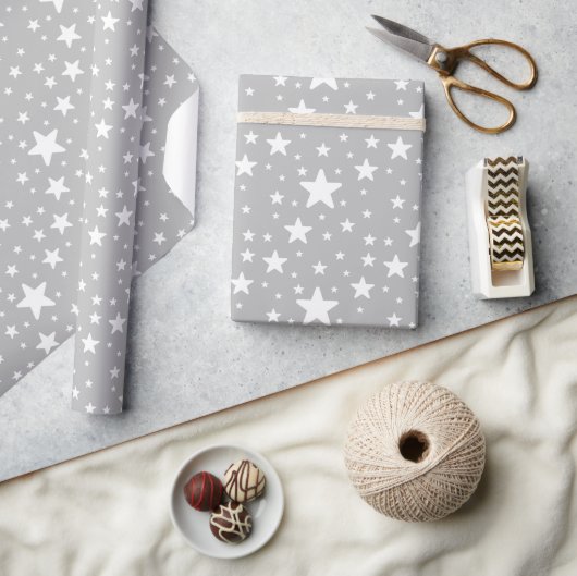 Wit sterrenpatroon op grijs cadeaupapier (Crafts)
