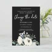 Wit & Stofblauw Bloemmotief op Zwarte Datum Wijzig Kaart (Staand voorkant)