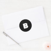 Wit vet initiaal op zwart ronde sticker (Envelop)