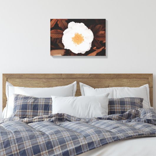 Wit wild Roos op koperkleurige herfstbladeren Canvas Afdruk (Insitu (Slaapkamer))