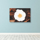 Wit wild Roos op koperkleurige herfstbladeren Canvas Afdruk (Insitu (Houten vloer))