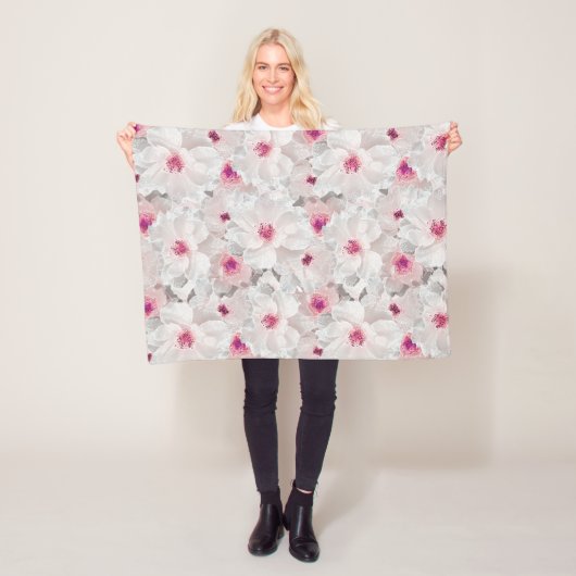 Wit-witte en roze floraal fleece deken (In situ)