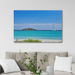 Wit zandstrand mediterrane vakantie imitatie canvas print<br><div class="desc">Een prachtige canvasafdruk met een originele foto van het heldere blauwe water en witte zand van een verbazingwekkend strand in Corse (Frankrijk) met al zijn tinten turquoise,  omringd door een groene mediterrane schrobber met een klein eilandje en enkele zeilboten op een zonnige zomerdag onder een heldere blauwe hemel.</div>