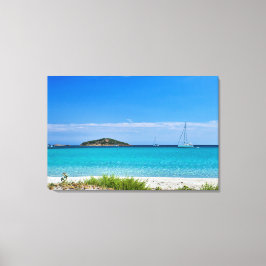 Wit zandstrand turquoise water rotsen & zeilboot canvas afdruk