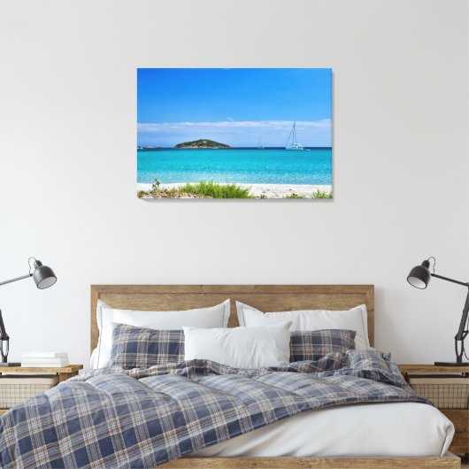 Wit zandstrand turquoise water rotsen & zeilboot canvas afdruk (Insitu (Slaapkamer))