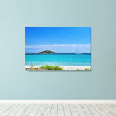 Wit zandstrand turquoise water rotsen & zeilboot canvas afdruk (Insitu (Houten vloer))