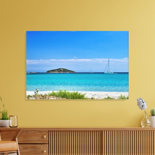 Wit zandstrand turquoise water rotsen & zeilboot canvas afdruk (Insitu (Woonkamer))