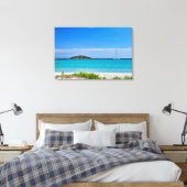 Wit zandstrand turquoise water rotsen & zeilboot canvas afdruk (Insitu (Slaapkamer))