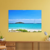 Wit zandstrand turquoise water rotsen & zeilboot canvas afdruk (Insitu (Woonkamer))