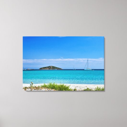 Wit zandstrand turquoise water rotsen & zeilboot canvas afdruk (Voorkant)