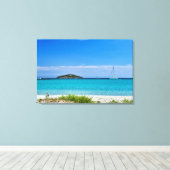 Wit zandstrand turquoise water rotsen & zeilboot canvas afdruk (Insitu (Houten vloer))