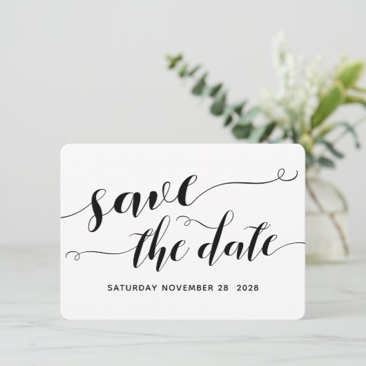 Wit & Zwart Calligrafie Huwelijk Save The Date Kaart (Staand voorkant)