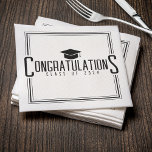 Wit & Zwart Gefeliciteerd Klasse van Afstuderen Servet<br><div class="desc">Wit en zwart gefeliciteerd servetten voor een afstudeerfeest. Het ontwerp is voorzien van een drievoudige vierkante rand,  graduatiecap en aanpasbare afstuderen jaartekst. Personaliseer het met je jaarklasse. Geschikt voor elk type afstuderen: middelbare school,  hogeschool / universiteit,  verpleegkunde,  enz.</div>