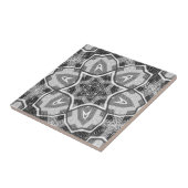 Wit-zwart openwerk geometrisch patroon tegeltje (Zijkant)