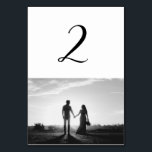 Wit & Zwart Script Foto Huwelijk Tafelnummer<br><div class="desc">Een mooi zwart-wit kalligrafie schrift ontwerp met de foto van het paar. Een modern ontwerp voor een foto van een trouwpaar met eenvoudige minimalistische elementen. Een ideaal modern tafelnummer ontwerp voor iedereen die houdt van kalligrafie schrift, zwart-wit ontwerpen en foto trouwstationery. Bijpassende trouwuitnodigingen en andere stationery items zijn ook beschikbaar....</div>
