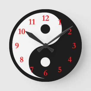 Wit Zwart Yin Yang Symbool met Rode Nummers Ronde Klok