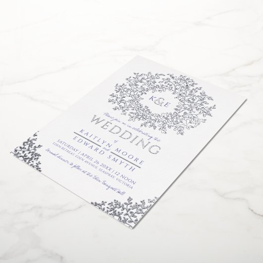Witblauwe bruiloft met zilverbladeren folie uitnodiging (Gedraaid)