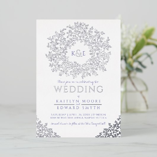 Witblauwe bruiloft met zilverbladeren folie uitnodiging (Staand Voorkant)