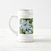 Witbloemen omhullen bierpul (Links)