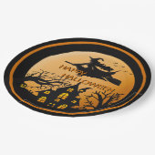 Witch on Broom Spooky Halloween House Trees Papieren Bordje (Gekanteld)