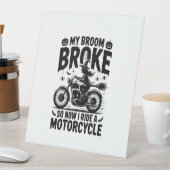 Witch Riding Motorcycle Halloween Reclamebord Met Voetstuk (Insitu)