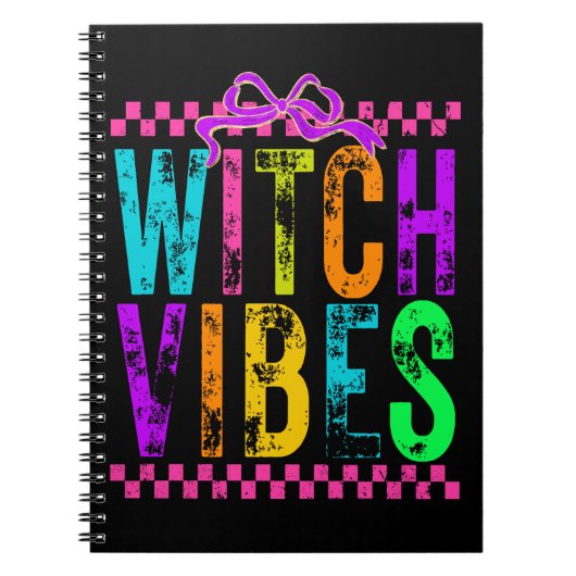 Witch Vibes Halloween Neon Checkered Bow Notitieboek (Voorkant)