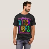 Witch Vibes Halloween Neon Checkered Bow T-shirt (Voorkant volledig)