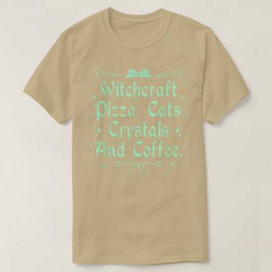 Witchcraft Pizza Cats Crystals & Coffee Wiccan Wit T-shirt (Design voorkant)