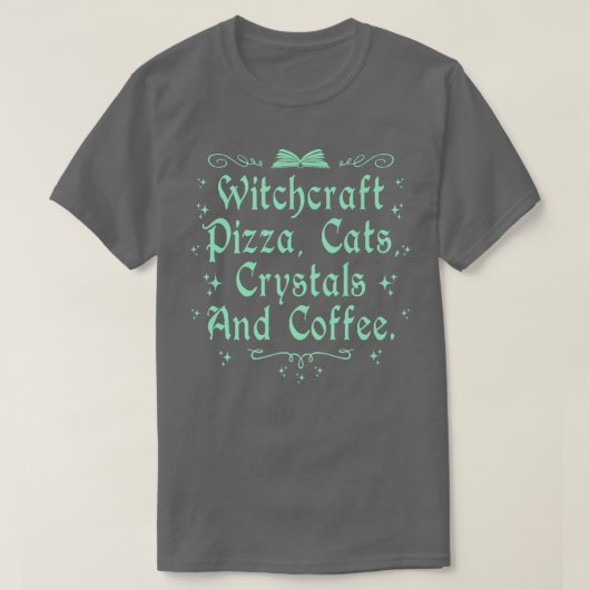 Witchcraft Pizza Cats Crystals & Coffee Wiccan Wit T-shirt (Design voorkant)