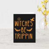 Witches Be Trippin Hilarious Halloween Kaart (Gele Bloem)