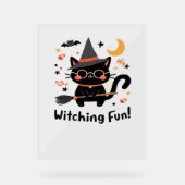 Witching Fun Zwarte Kat met Bezem – Schattigee Hal Acryl Bord (Voorkant)