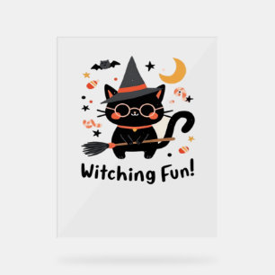 Witching Fun Zwarte Kat met Bezem – Schattigee Hal Acryl Bord
