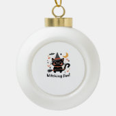 Witching Fun Zwarte Kat met Bezem – Schattigee Hal Keramische Bal Ornament (Voorkant)
