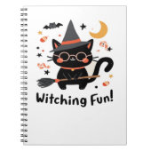 Witching Fun Zwarte Kat met Bezem – Schattigee Hal Notitieboek (Voorkant)