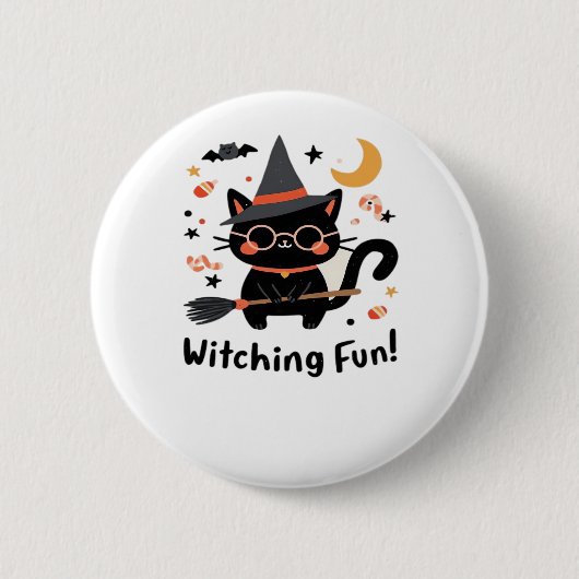 Witching Fun Zwarte Kat met Bezem – Schattigee Hal Ronde Button 5,7 Cm (Voorkant)