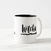 Witchy Broom | Zwarte penseelscripttypografie Tweekleurige Koffiemok (Voorkant rechts)