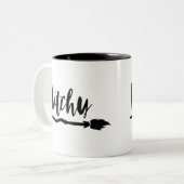 Witchy Broom | Zwarte penseelscripttypografie Tweekleurige Koffiemok (Voorkant links)