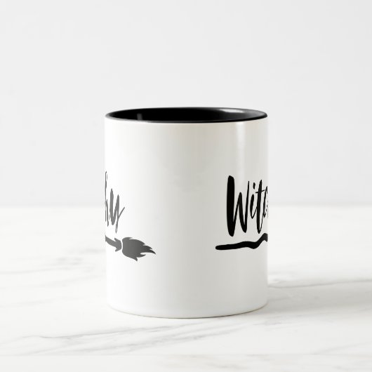 Witchy Broom | Zwarte penseelscripttypografie Tweekleurige Koffiemok (Center)
