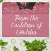 Witchy Pink Cauldron Bubbles Gepersonaliseerde naa Theedoek (Gevouwen)